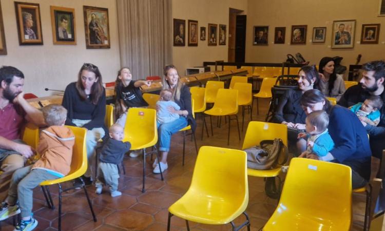 Un albero per ogni nato: a Sarnano un gesto simbolico per comunità e ambiente Un albero per ogni nato: a Sarnano un gesto simbolico per comunità e ambiente