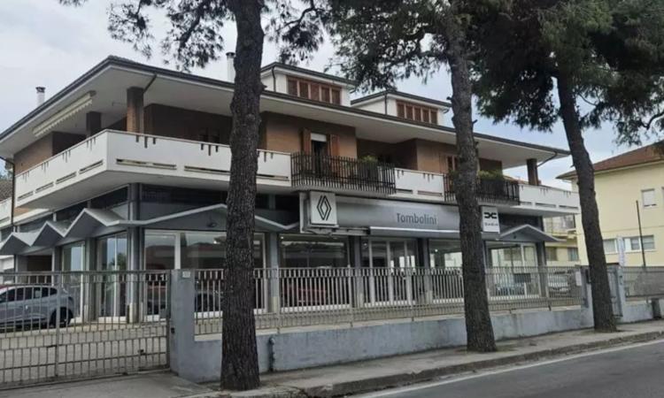 Entrano nella notte e rubano tre veicoli: colpo alla concessionaria Tombolini
