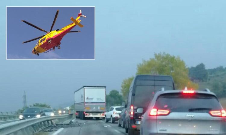 Tolentino, scontro tra auto e camper in superstrada: un bimbo di 6 anni e la mamma soccorsi in eliambulanza