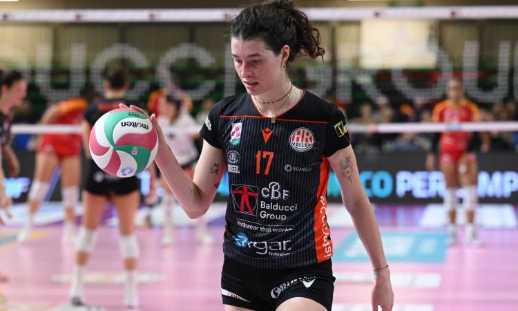Clara Decortes resta in arancionero: la regina dei punti guiderà la CBF Balducci HR anche in Serie A1 Clara Decortes resta in arancionero: la regina dei punti guiderà la CBF Balducci HR anche in Serie A1