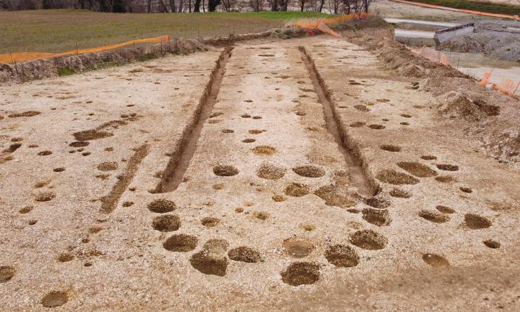 Camerino, eccezionale scoperta archeologica: emerge un abitato dell'età del ferro durante i lavori della Pedemontana Camerino, eccezionale scoperta archeologica: emerge un abitato dell'età del ferro durante i lavori della Pedemontana