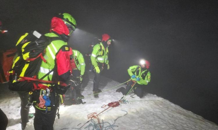 Parapendista precipita sui Sibillini: tratto in salvo dopo 8 ore di soccorsi Parapendista precipita sui Sibillini: tratto in salvo dopo 8 ore di soccorsi