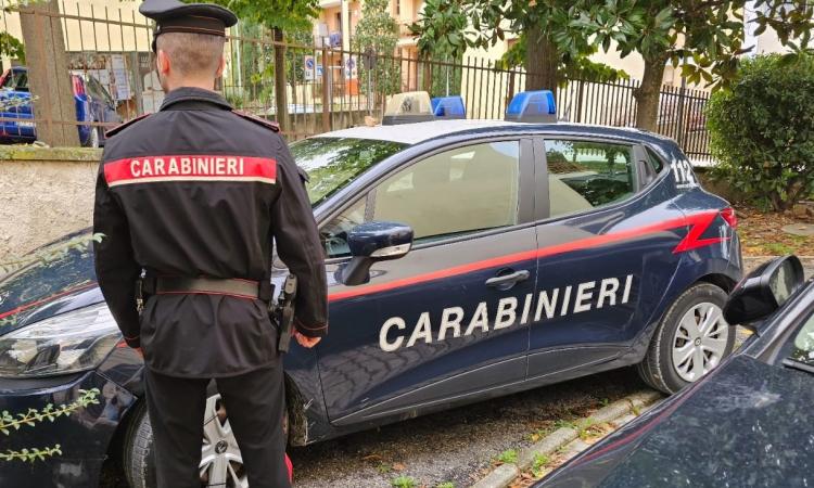 Macerata - Controlli a tappeto dei carabinieri tra bar, strade e luoghi sensibili: multe da 3mila euro in due locali