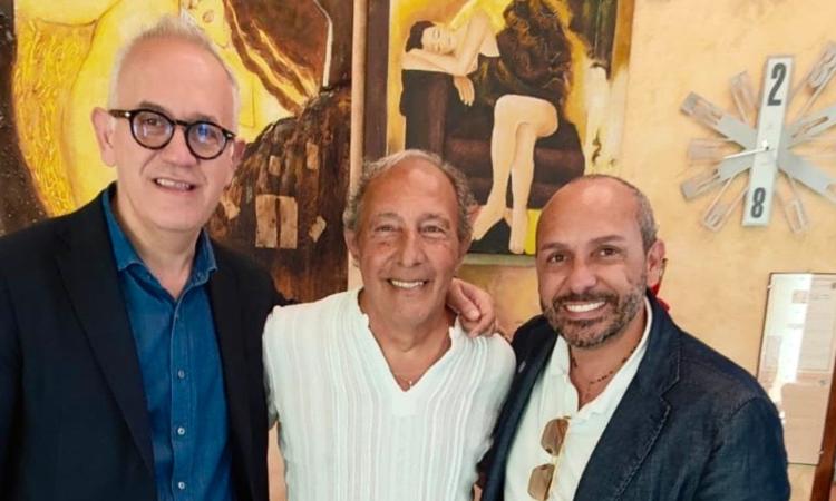 Civitanova - 53 anni di attività per Mimmo, il parrucchiere "di una volta": sindaco in visita nel suo salone