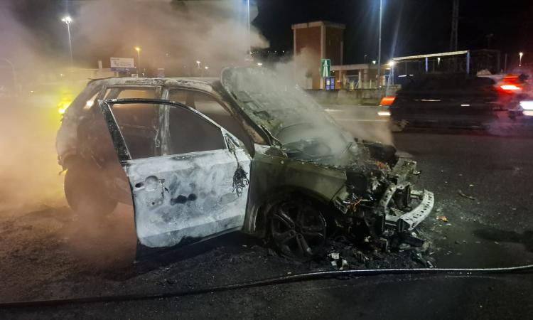Porto Recanati, auto divorata dalle fiamme vicino al casello dell'A14 Porto Recanati, auto divorata dalle fiamme vicino al casello dell'A14
