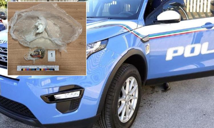 Porto Recanati, alla vista delle forze dell'ordine getta la droga dal balcone: arrestato 44enne Porto Recanati, alla vista delle forze dell'ordine getta la droga dal balcone: arrestato 44enne