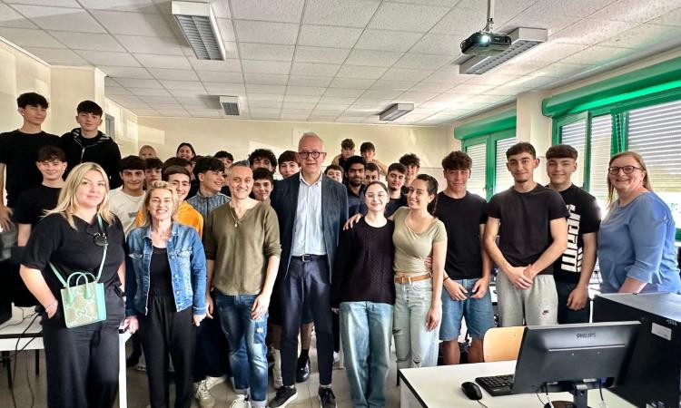 Civitanova, premiati gli studenti del “Bonifazi-Corridoni” per il brano “Carta falsa": tra legalità e truffe online Civitanova, premiati gli studenti del “Bonifazi-Corridoni” per il brano “Carta falsa": tra legalità e truffe online