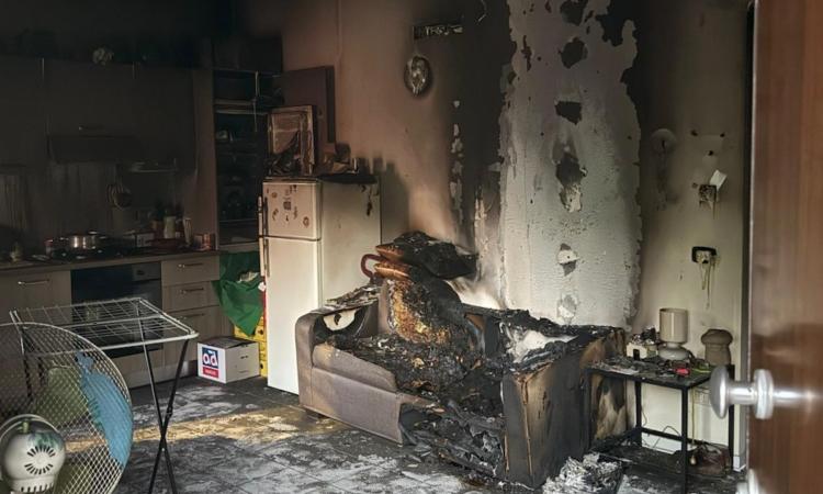 San Severino, incendio distrugge casetta Sae: evacuato 70enne
