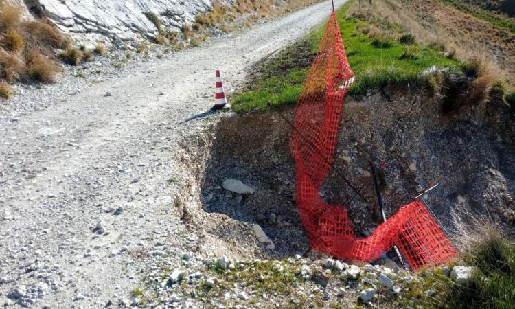 Ussita, smottamento lungo la strada per il Fargno: tempi incerti per la riapertura