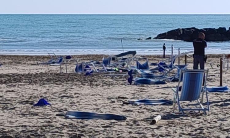 Civitanova, ombrelloni in mare e lettini distrutti: vandali in azione allo chalet Hosvi