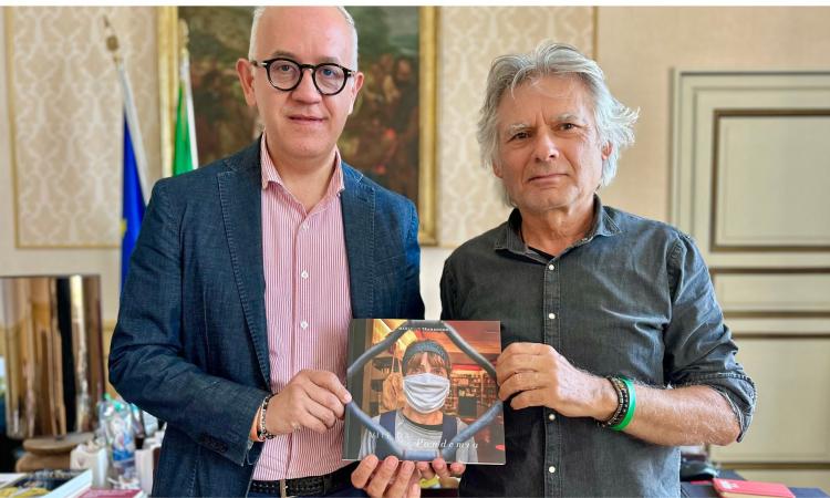 Civitanova, le immagini della pandemia in un libro: Tramandoni consegna la sua opera al sindaco