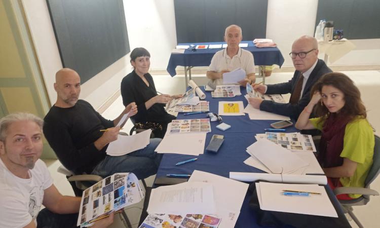 Tolentino, il Castello della Rancia ospita la Biennale dell’Umorismo 2025: opere da oltre 60 Paesi