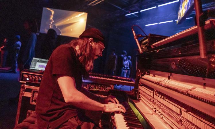 “By This Window”: il compositore civitanovese Edoardo Petracci lancia il suo primo album solista su Kickstarter “By This Window”: il compositore civitanovese Edoardo Petracci lancia il suo primo album solista su Kickstarter