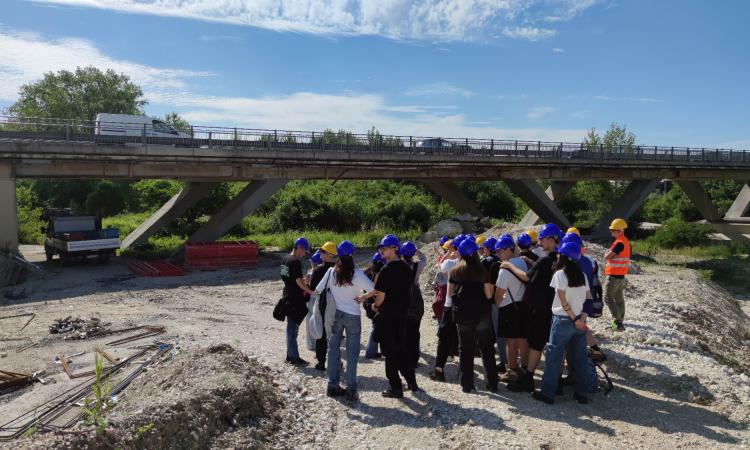 Macerata, studenti in visita al cantiere del nuovo ponte di Piediripa