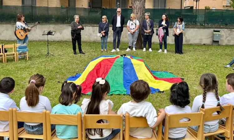 Civitanova, cultura in miniatura, valori in grande: i bambini della “Via dei Mille” donano alla Zavatti un plastico