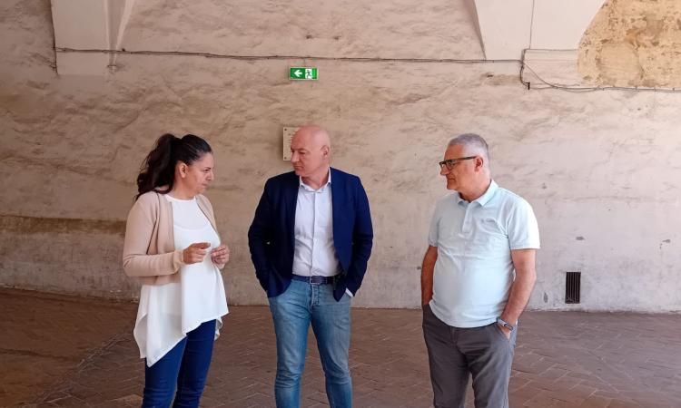 Recanati - Scoppio al fornello della cucina della scuola, alunni evacuati. Il sindaco: “Tutto gestito con prontezza” Recanati - Scoppio al fornello della cucina della scuola, alunni evacuati. Il sindaco: “Tutto gestito con prontezza”