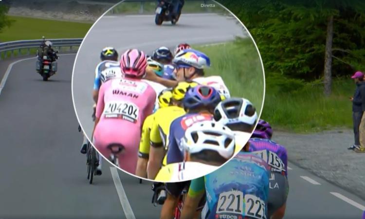 Giro d’Italia, Pellizzari infiamma il Mortirolo e offre la borraccia alla maglia rosa: ora è settimo in classifica Giro d’Italia, Pellizzari infiamma il Mortirolo e offre la borraccia alla maglia rosa: ora è settimo in classifica