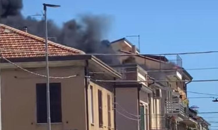 Civitanova, scoppia incendio in una palazzina: colonna di fumo visibile a chilometri di distanza Civitanova, scoppia incendio in una palazzina: colonna di fumo visibile a chilometri di distanza