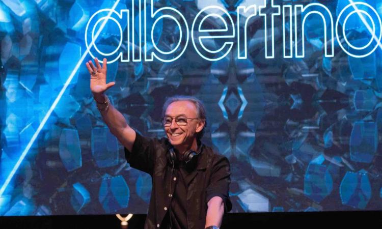 Civitanova: Albertino fa ballare tutta piazza XX Settembre, e stasera live di Fabrizio Moro