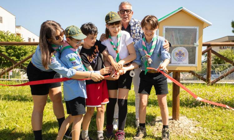 Monte San Giusto inaugura “La piccola biblioteca”: una casetta per lo scambio di libri realizzata dagli scout