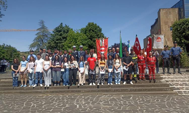 Tolentino celebra il 2 giugno: consegnata la Costituzione ai neo diciottenni durante la Festa della Repubblica Tolentino celebra il 2 giugno: consegnata la Costituzione ai neo diciottenni durante la Festa della Repubblica
