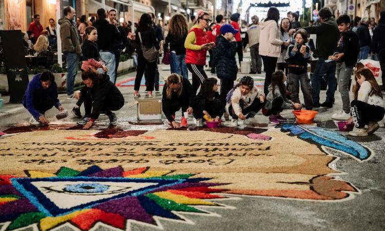 Castelraimondo si prepara all’Infiorata: arte, fede e spettacoli. L'anteprima con i Tiromancino