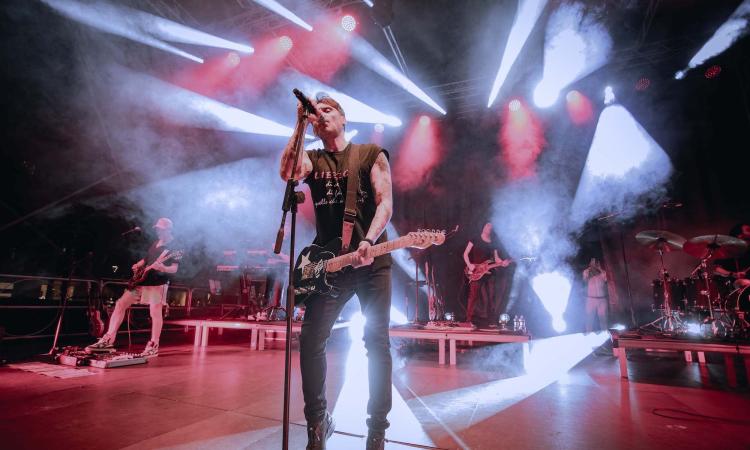 Civitanova, l'energia di Fabrizio Moro conquista il pubblico di piazza XX Settembre (FOTO e VIDEO)