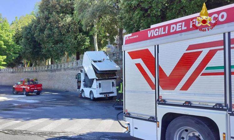 Macerata, autospazzatrice in fiamme ai Giardini Diaz: intervengono i vigili del fuoco Macerata, autospazzatrice in fiamme ai Giardini Diaz: intervengono i vigili del fuoco