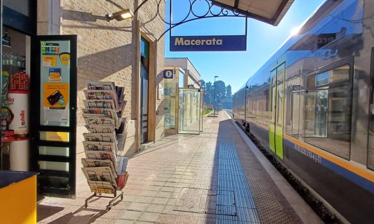 Macerata, bus al posto dei treni ma l’edicola non cambia binario: “Restiamo aperti” Macerata, bus al posto dei treni ma l’edicola non cambia binario: “Restiamo aperti”
