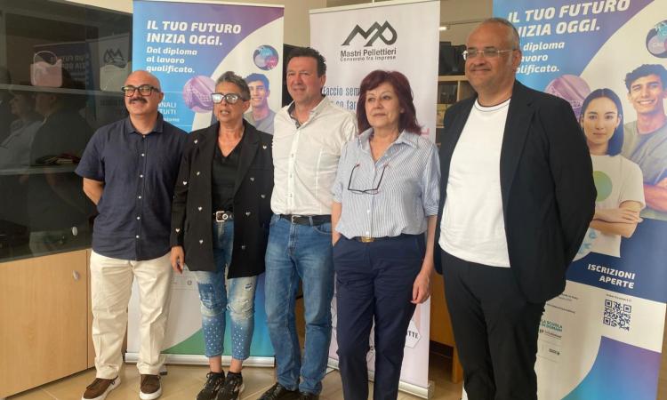 A Tolentino nasce il futuro del "Made in Italy": al via il corso ITS Smart Academy per diventare tecnici della moda in pelletteria A Tolentino nasce il futuro del "Made in Italy": al via il corso ITS Smart Academy per diventare tecnici della moda in pelletteria