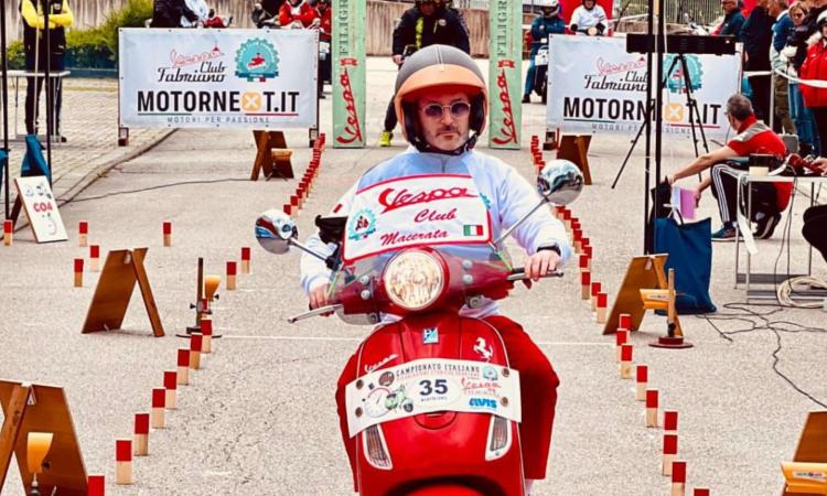 Le Vespe arrivano a Belforte del Chienti: motori e cultura in piazza Umberto I Le Vespe arrivano a Belforte del Chienti: motori e cultura in piazza Umberto I