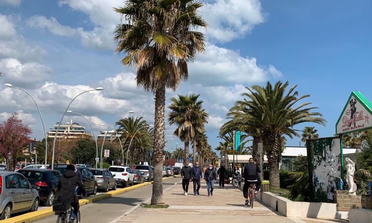 Civitanova, torna la Fiera del Mare: oltre 100 bancarelle sul lungomare sud Civitanova, torna la Fiera del Mare: oltre 100 bancarelle sul lungomare sud