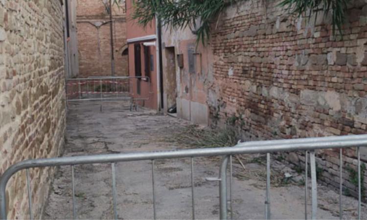 Tolentino, edificio pericolante a Montecavallo: scatta la chiusura della strada nel centro storico Tolentino, edificio pericolante a Montecavallo: scatta la chiusura della strada nel centro storico