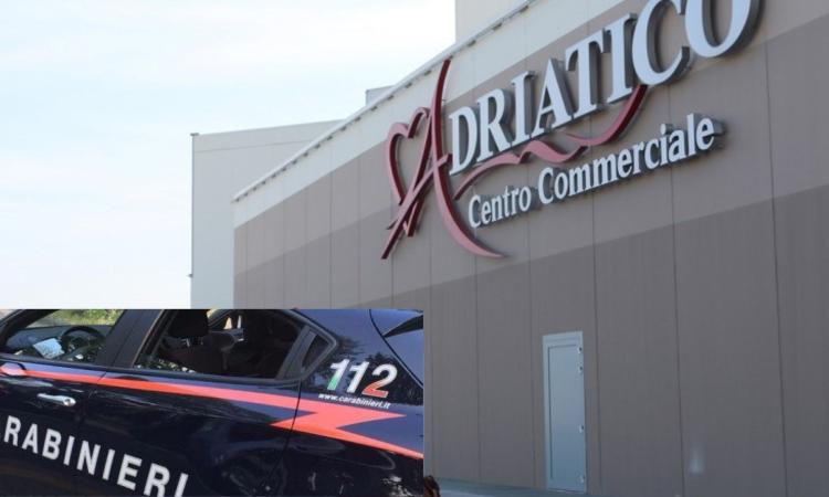 Civitanova, rimuovono l'antitaccheggio e rubano vestiti al centro commerciale: denunciati due giovani