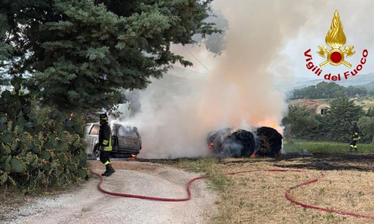 Auto in fiamme a San Severino Marche: bruciano anche 18 rotoballe di fieno
