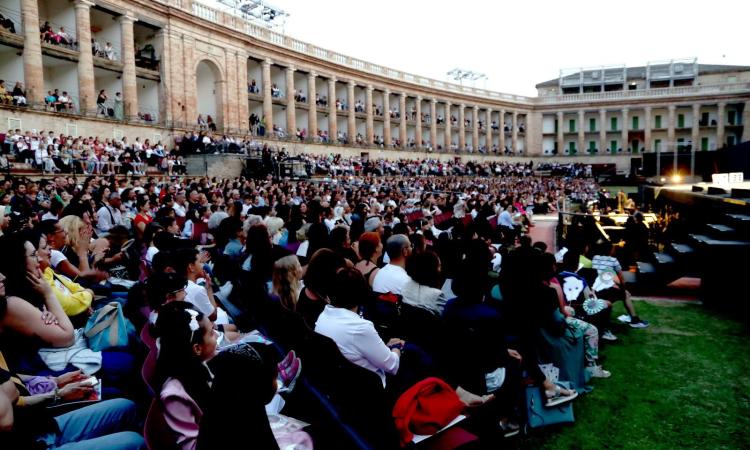 Lo Sferisterio incanta i più piccoli: debutto da sogno per Falstaff – Gli allegri giocattoli di Windsor (FOTO e VIDEO)