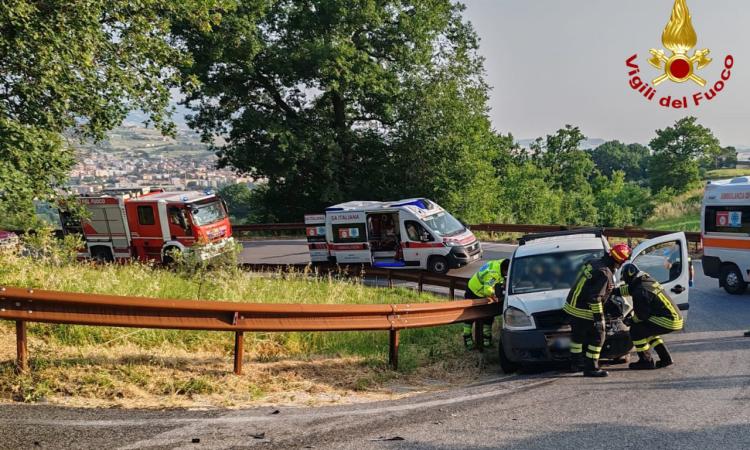 Tolentino, scontro frontale tra due mezzi: nove feriti in ospedale