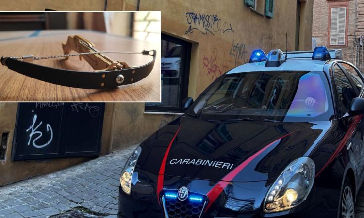 Macerata - Tentano di sfrattarlo, ma lui non ci sta ed estrae la balestra: carabinieri evitano la tragedia Macerata - Tentano di sfrattarlo, ma lui non ci sta ed estrae la balestra: carabinieri evitano la tragedia