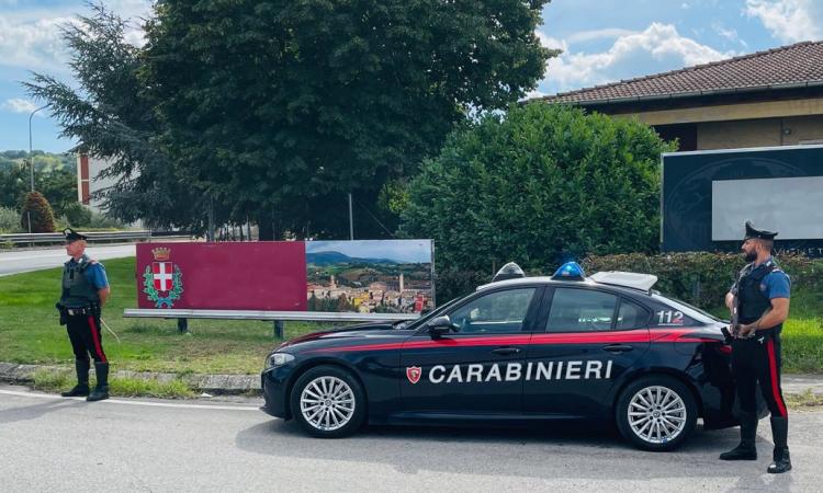 Sfreccia per le vie di Matelica e ignora l’alt dei carabinieri: denunciato un 33enne