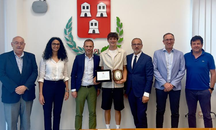 Camerino, Giulio Pellizzari torna a casa: premiato dal Comune dopo il sesto posto al Giro d'Italia 2025