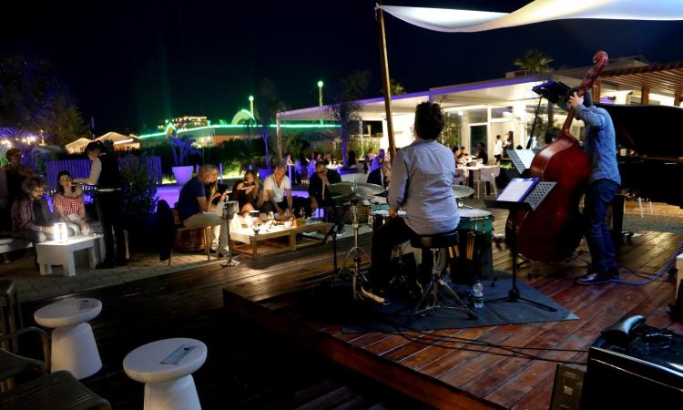 Civitanova, evento speciale da 'Otto Seaside': la Macapea Band rende omaggio a Pino Daniele Civitanova, evento speciale da 'Otto Seaside': la Macapea Band rende omaggio a Pino Daniele