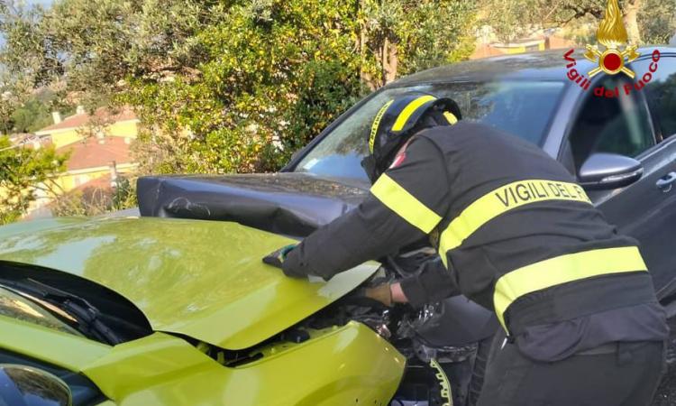 Scontro frontale tra due auto in curva: due giovani feriti, uno elitrasportato ad Ancona
