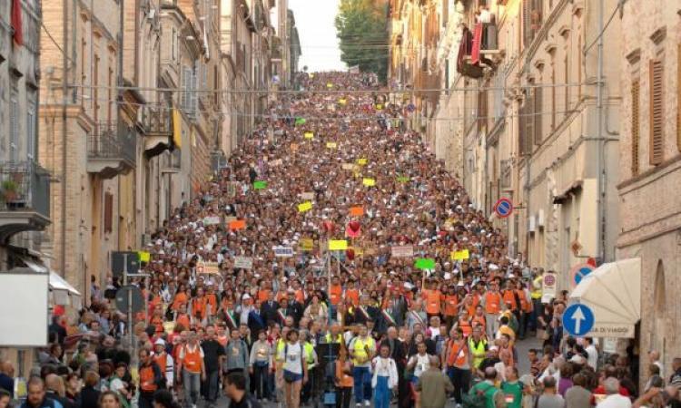 Torna il pellegrinaggio Macerata-Loreto: Papa Leone XIV benedice la Fiaccola della Pace