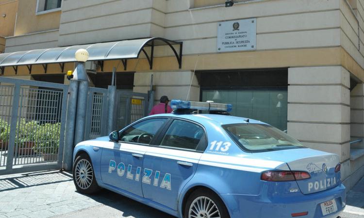 Civitanova, uomo ubriaco aggredisce agenti e danneggia il commissariato: arrestato