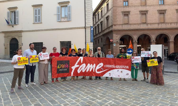 Libera in piazza a Macerata: "Stop al gioco d'azzardo e alla corruzione che uccide" Libera in piazza a Macerata: "Stop al gioco d'azzardo e alla corruzione che uccide"