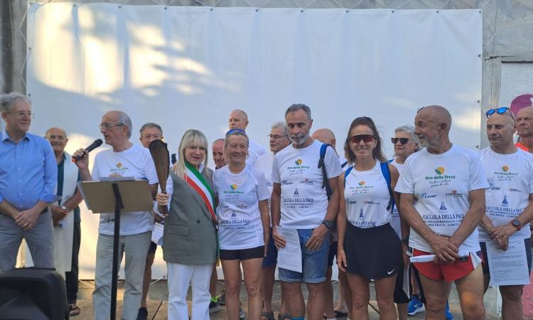 La fiaccola del Pellegrinaggio Macerata–Loreto fa tappa a San Severino La fiaccola del Pellegrinaggio Macerata–Loreto fa tappa a San Severino