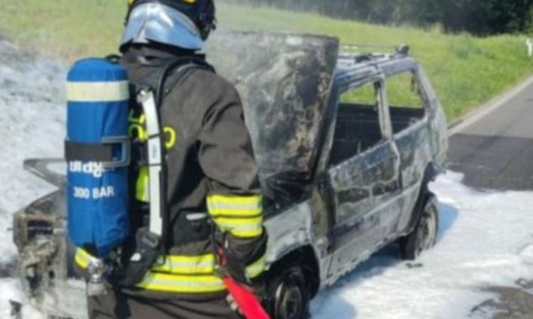 Gagliole, fumo dal cofano, poi le fiamme: Fiat Panda distrutta, nessun ferito