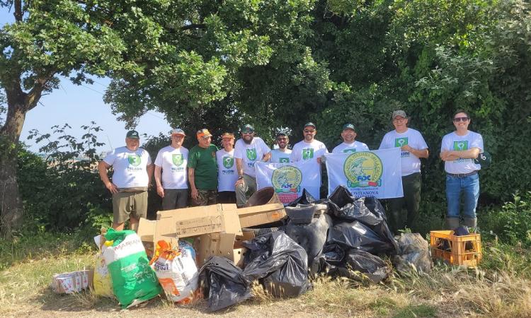 Civitanova, i cacciatori diventano "paladini del territorio": la selva di San Savino ripulita dai rifiuti Civitanova, i cacciatori diventano "paladini del territorio": la selva di San Savino ripulita dai rifiuti