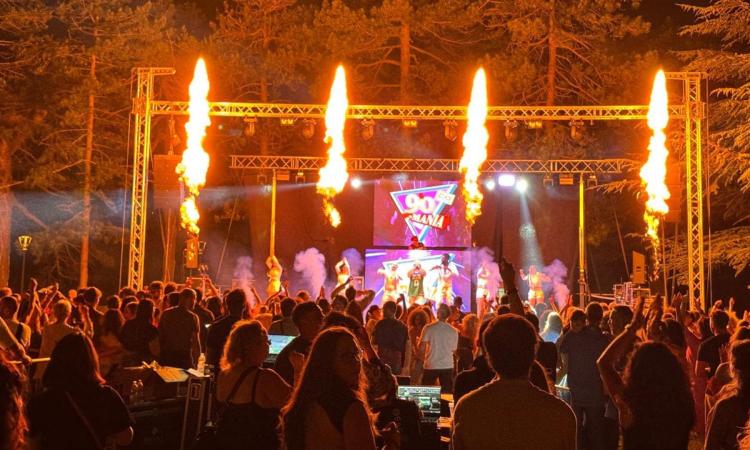 Camerino, oltre 3.000 persone alla Rocca Borgesca per il debutto esplosivo di PartyRocc