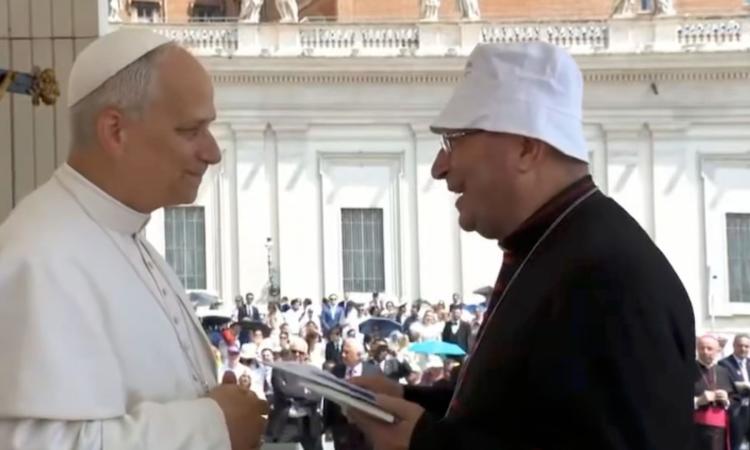 Il berretto del vescovo e il sorriso del Papa: siparietto tra monsignor Vecerrica e Leone XIV in piazza San Pietro (VIDEO)
